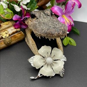 Sarah Coventry floral brooch vintage